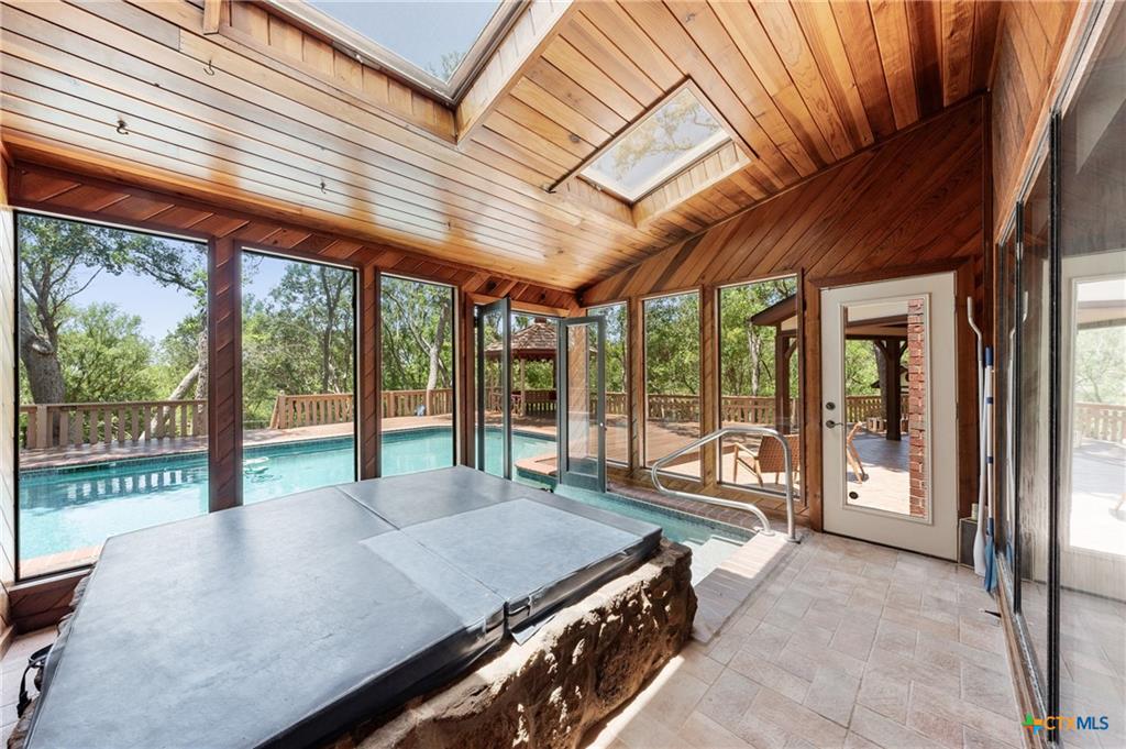Covered patio with hot tub in Cliffs of Canyon Creek
