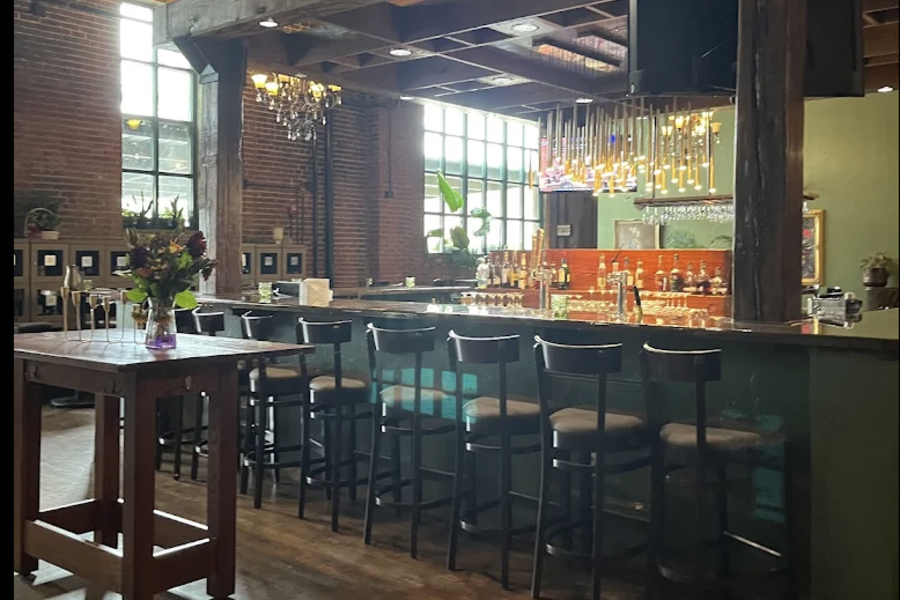 Pignetti's Italian restaurant bar and dining area in downtown Temple TX