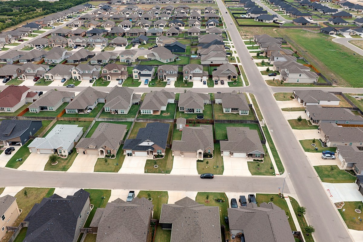 Mesa Ridge streets in Temple TX showing typical lot sizes, fenced back yards and driveway spacing