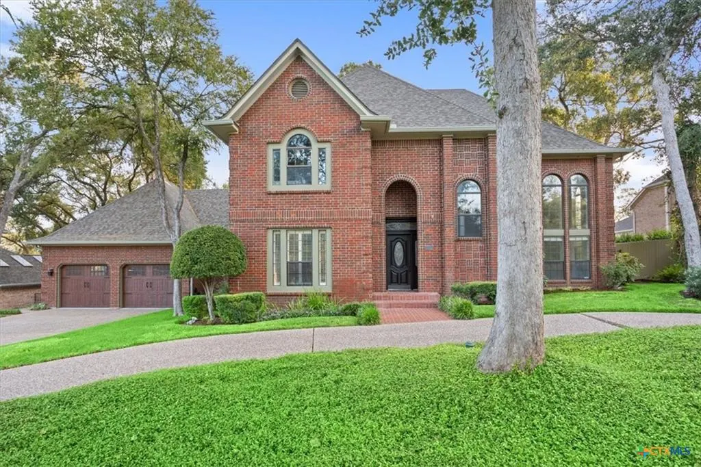 Front elevation of a custom home on Stratford Drive in the Cliffs of Canyon Creek